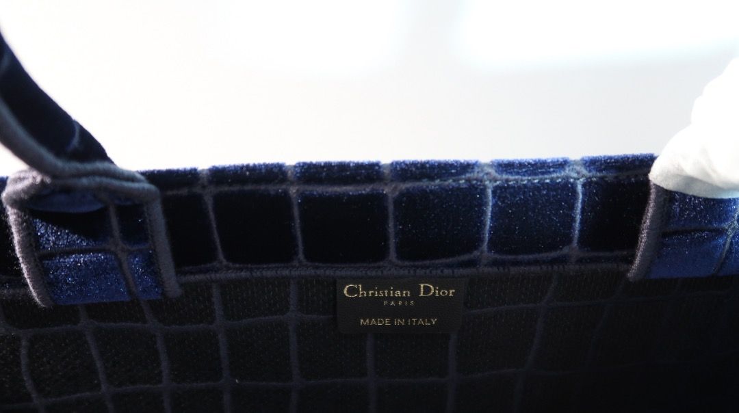 😍 DIOR BOOK TOTE NAVY BLUE (Category: Luxury Bags & Wallets) located in Pasig City. Submitted by gluxerare (Listing ID 1289750477, Image 3). Description: Super Pretty! Dior Book tote What you see is what you get! Big Repriced from 18,800! Perfect as OOTD bag, Airport Abroad Bag, Beach Bag, Travel Bag, Shopping Daily Bag Rare to find design! 😍 Unisex can be Women's / Men's.