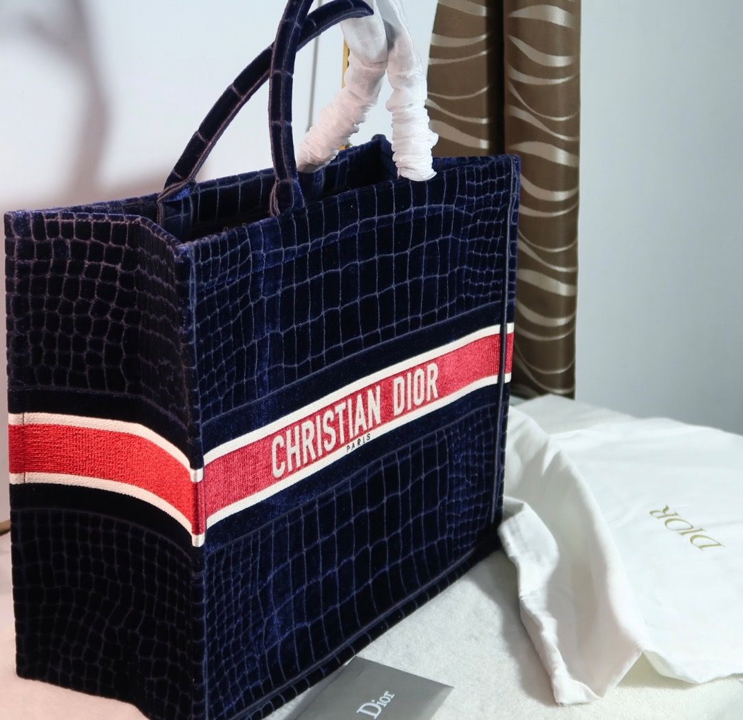 😍 DIOR BOOK TOTE NAVY BLUE (Category: Luxury Bags & Wallets) located in Pasig City. Submitted by gluxerare (Listing ID 1289750477, Image 1). Description: Super Pretty! Dior Book tote What you see is what you get! Big Repriced from 18,800! Perfect as OOTD bag, Airport Abroad Bag, Beach Bag, Travel Bag, Shopping Daily Bag Rare to find design! 😍 Unisex can be Women's / Men's.