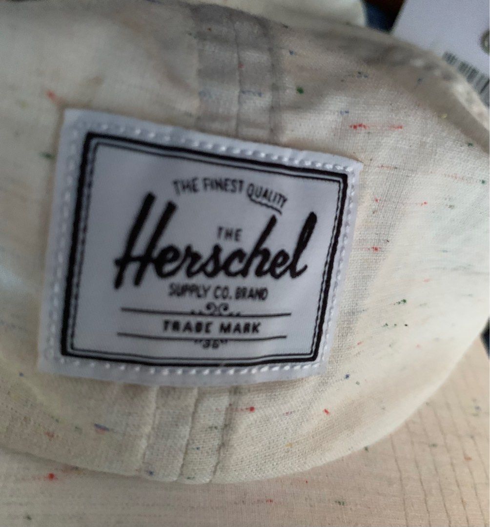 Caps (Category: Caps & Hats) located in Singapore. Submitted by chngcc (Listing ID 1289696971, Image 6). Description: Two pieces brand new Herschel cap. Sell in pair (2pieces) Cash sale only..