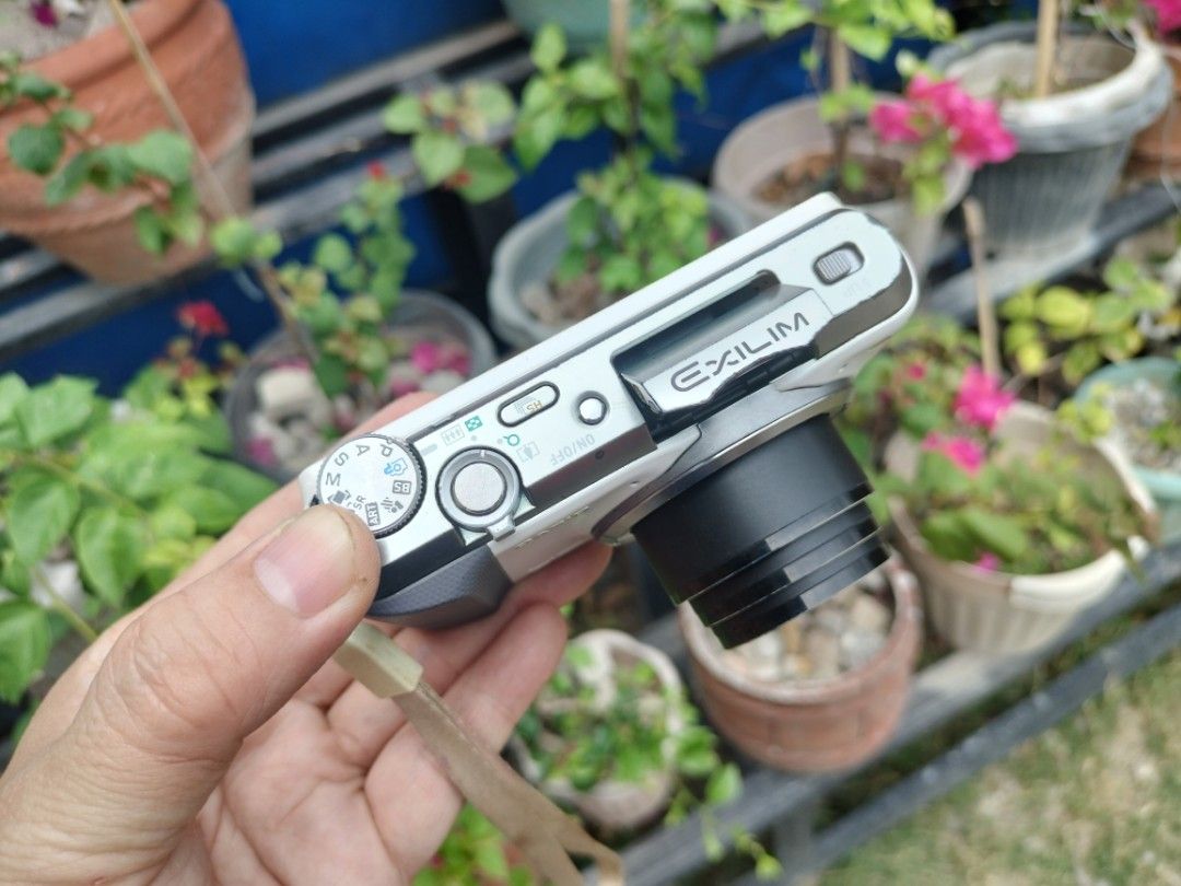 casio exilim ex- zr700 hs (Category: Cameras) located in Manila. Submitted by ultimogizmos (Listing ID 1289677766, Image 2). Description: The EX-ZR700 uses a 16.1 MP back-illuminated CMOS sensor, 3 inch LCD and a stabilized 18x, 25-450mm equivalent optical zoom lens. unit battery strap usb charging cable very slight vignette.