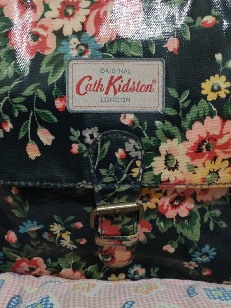 cath kidston (Category: Luxury Bags & Wallets) located in Jose Dalman (Ponot). Submitted by branden_line (Listing ID 1289693452, Image 2). Description: cath kidston magnetic lock adjustable sling strap water resistant like new.