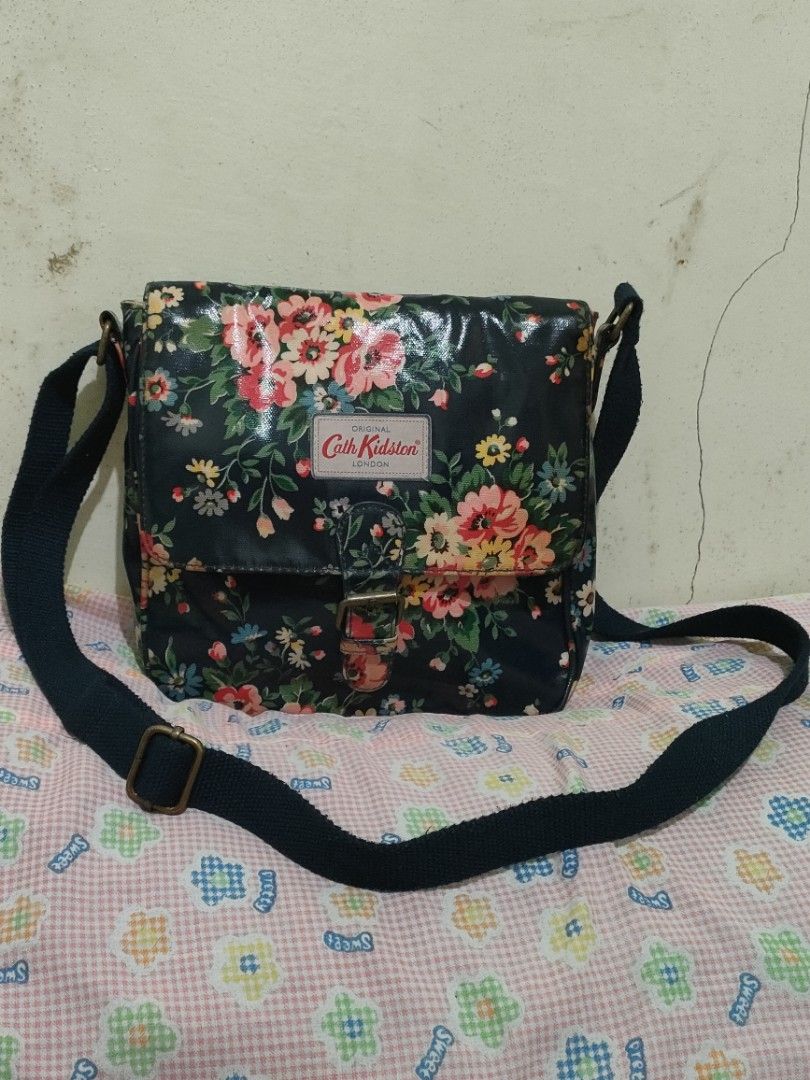 cath kidston (Category: Luxury Bags & Wallets) located in Jose Dalman (Ponot). Submitted by branden_line (Listing ID 1289693452, Image 1). Description: cath kidston magnetic lock adjustable sling strap water resistant like new.