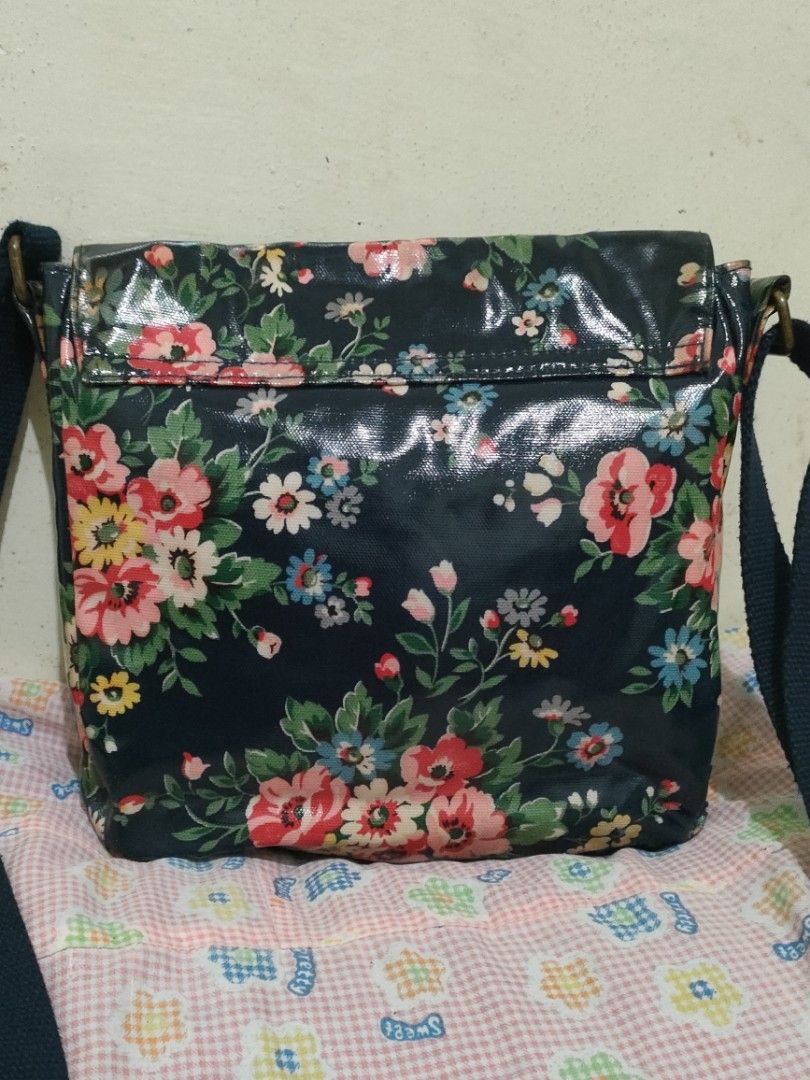 cath kidston (Category: Luxury Bags & Wallets) located in Jose Dalman (Ponot). Submitted by branden_line (Listing ID 1289693452, Image 3). Description: cath kidston magnetic lock adjustable sling strap water resistant like new.