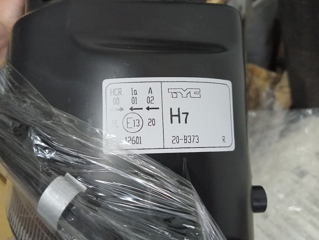 Headlight (Category: Exterior Lighting) located in Singapore. Submitted by happyriver.5d0cdd (Listing ID 1289787621, Image 3). Description: OEM 2007 Mercedes Benz E class w211 front rh head lamp.