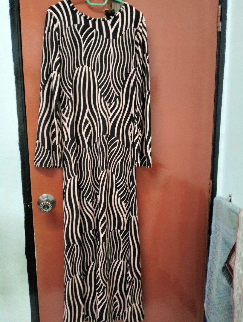 Jubah Moden (Category: Dresses) located in Kuala Lumpur. Submitted by mmyelle (Listing ID 1289746292, Image 1). Description: Size XS sesuai pakai.. jubah ni mmg kecik material strechable.