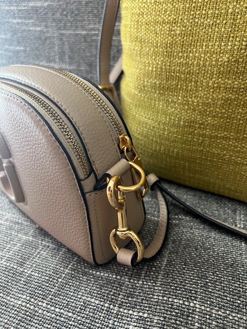 Marc Jacobs Shutter Crossbody Bag (Category: Luxury Bags & Wallets) located in San Fernando. Submitted by iris_dj23 (Listing ID 1289755823, Image 3). Description: Marc Jacobs Shutter Bag Orig Like new With dustbag.
