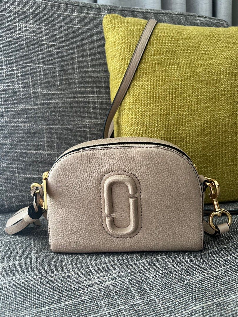 Marc Jacobs Shutter Crossbody Bag (Category: Luxury Bags & Wallets) located in San Fernando. Submitted by iris_dj23 (Listing ID 1289755823, Image 1). Description: Marc Jacobs Shutter Bag Orig Like new With dustbag.