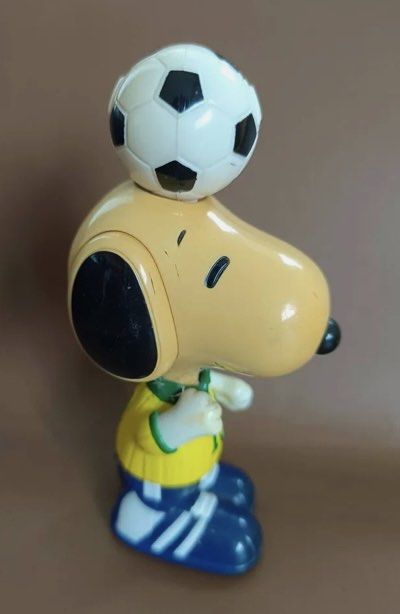 【新品•未使用】2002 Snoopy Soccer 限定版 スヌーピー McDonald's 2002 Sport Snoopy Collection, Hobbies & Toys