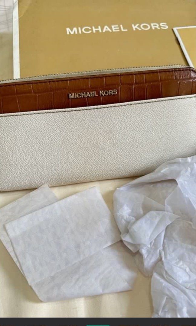 Michael kors ORIGINAL Long wallet (Category: Luxury Bags & Wallets) located in Cavite. Submitted by mooradito (Listing ID 1262587193, Image 1). Description: Michael kors original long wallet Needs cleaning only But overall no issue! With box and paper bag .