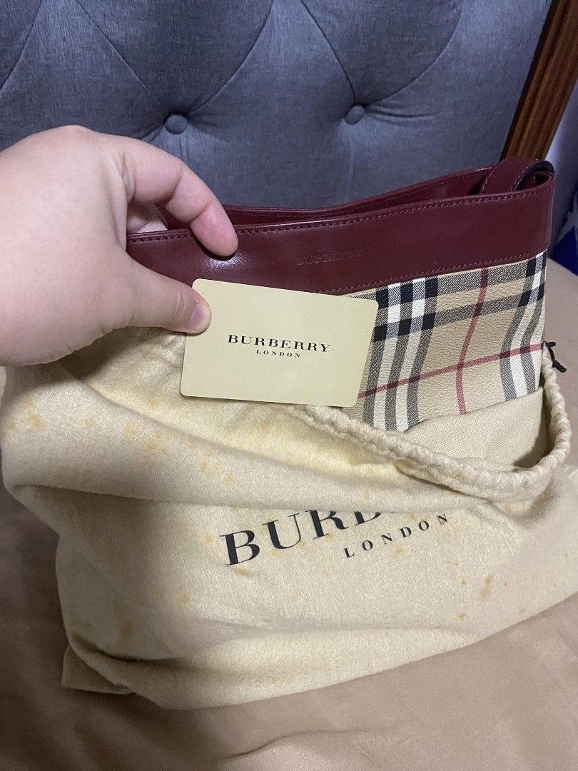 ORIGINAL BURBERRY Classic Handbag (Category: Luxury Bags & Wallets) located in Manila. Submitted by byayn (Listing ID 1289829131, Image 1). Description: -Handbag -With Dust Bag -Free Shipping.