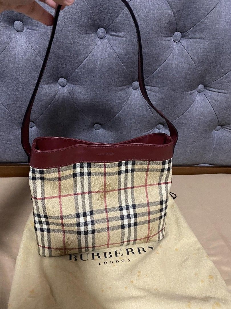 ORIGINAL BURBERRY Classic Handbag (Category: Luxury Bags & Wallets) located in Manila. Submitted by byayn (Listing ID 1289829131, Image 2). Description: -Handbag -With Dust Bag -Free Shipping.