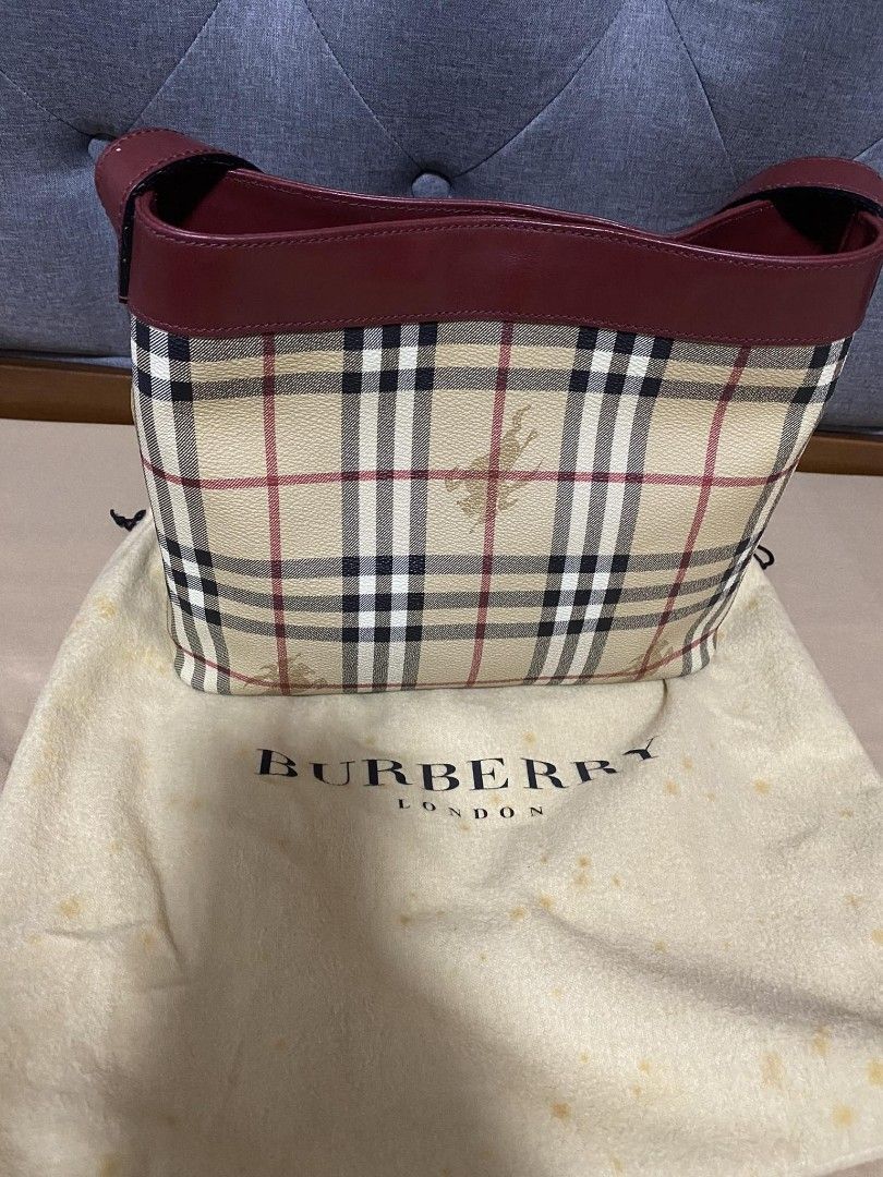 ORIGINAL BURBERRY Classic Handbag (Category: Luxury Bags & Wallets) located in Manila. Submitted by byayn (Listing ID 1289829131, Image 3). Description: -Handbag -With Dust Bag -Free Shipping.