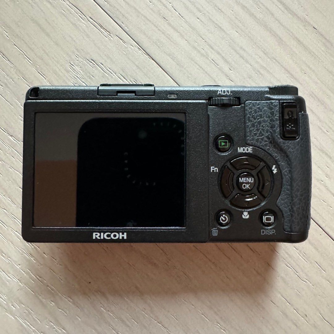 ショット数2810回 美品 RICOH GR DIGITAL IV 充電器付き ショット数2810回 美品 RICOH GR DIGITAL IV 充電器付き（【楽天