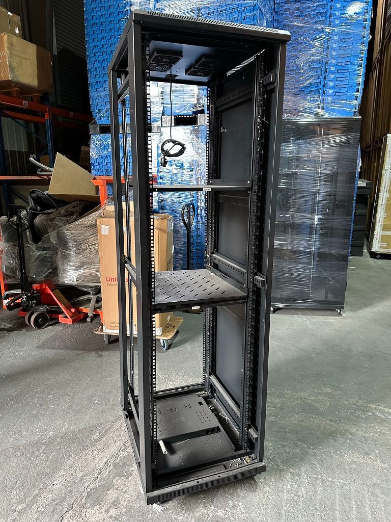 Server Rack-Medium, 電腦＆科技, 電腦周邊及配件, Wifi及上網相關產品 - Carousell
