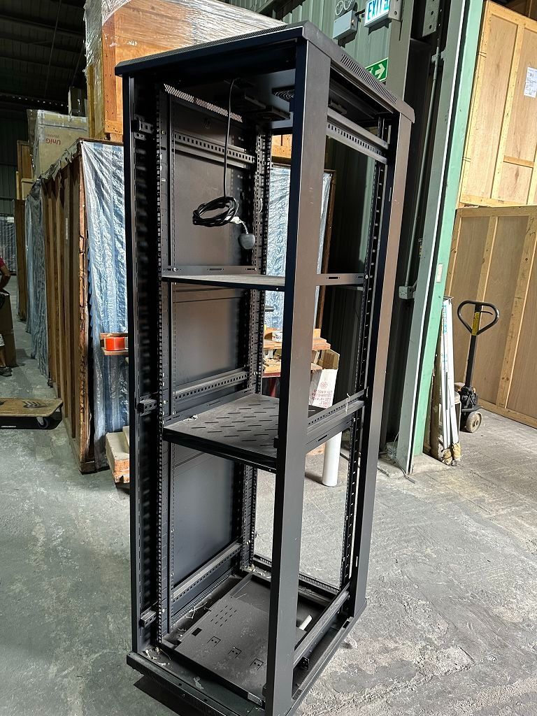 Server Rack-Medium, 電腦＆科技, 電腦周邊及配件, Wifi及上網相關產品 - Carousell