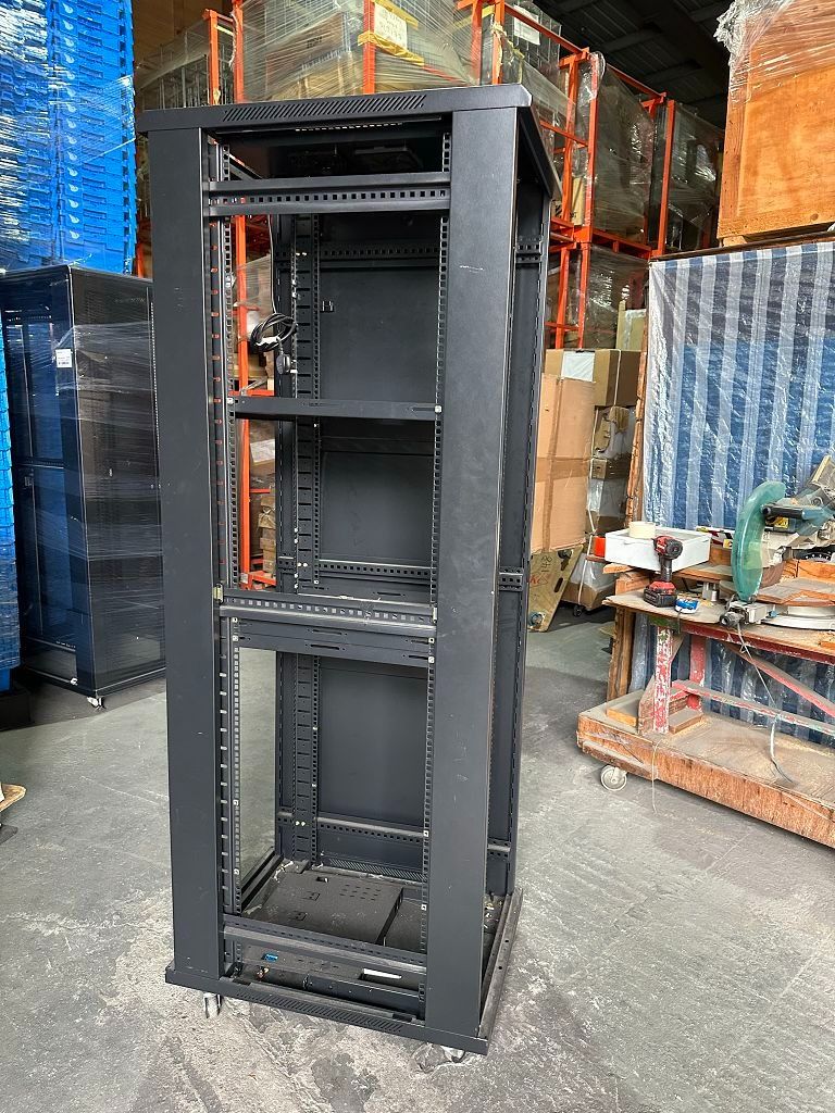 Server Rack-Medium, 電腦＆科技, 電腦周邊及配件, Wifi及上網相關產品 - Carousell