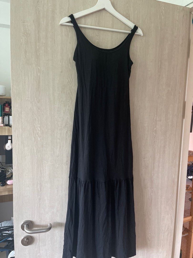 Uniqlo Tomas maier black dress with built in bra, Women's Fashion, Dresses  & Sets, Dresses on Carousell
