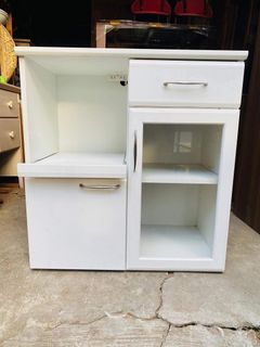WHITE KITCHEN CABINET WITH 
1PULLOUT TRAY
2DOORS