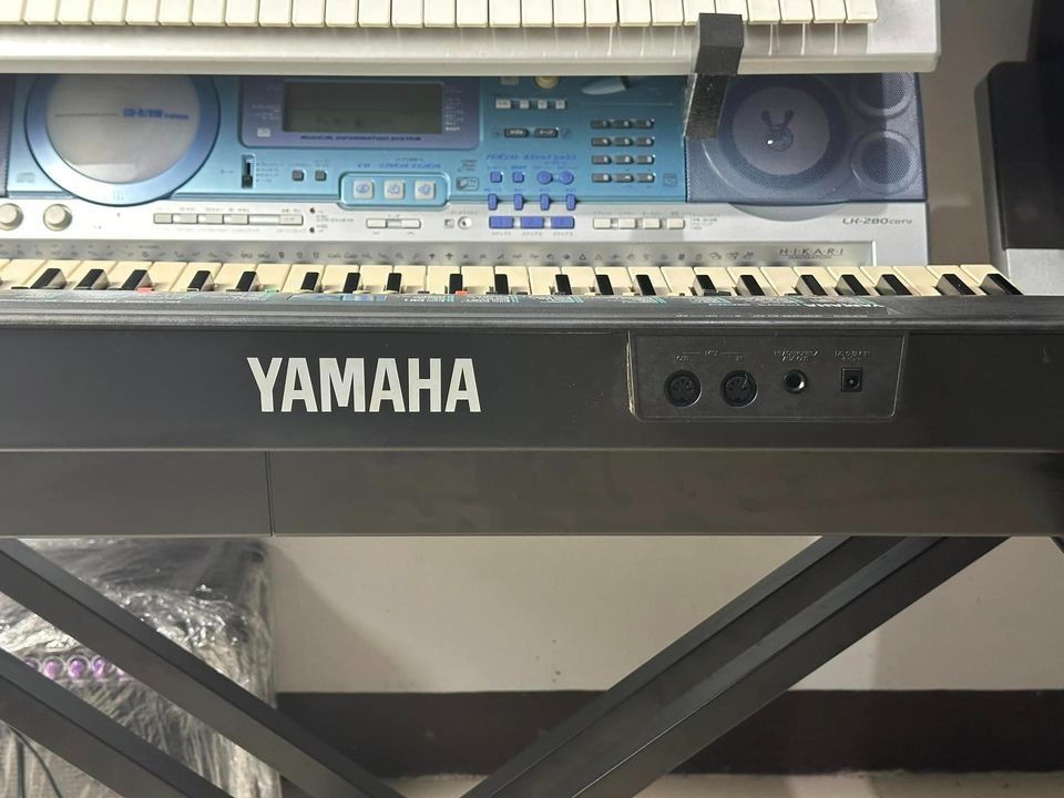 Yamaha PSR-300 Piano Keyboard Organ 61 Keys Touch Response with built ...