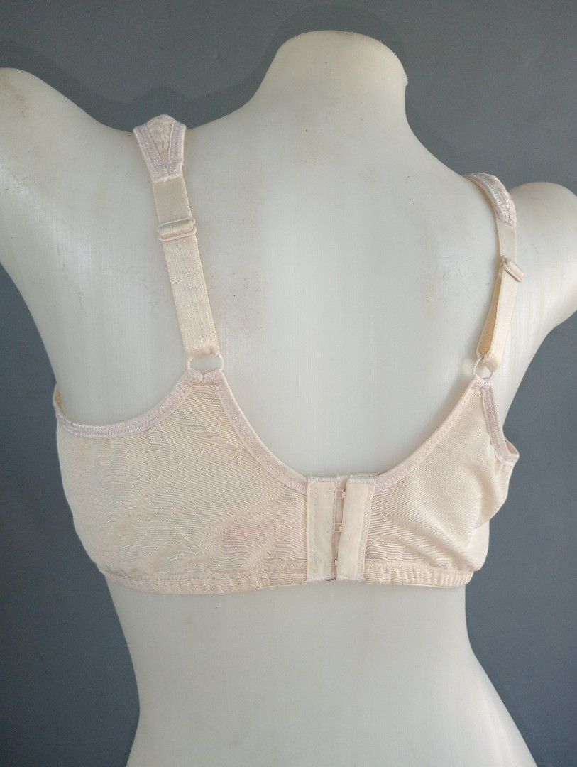 38b breezies bra not padded with underwire, Women's Fashion