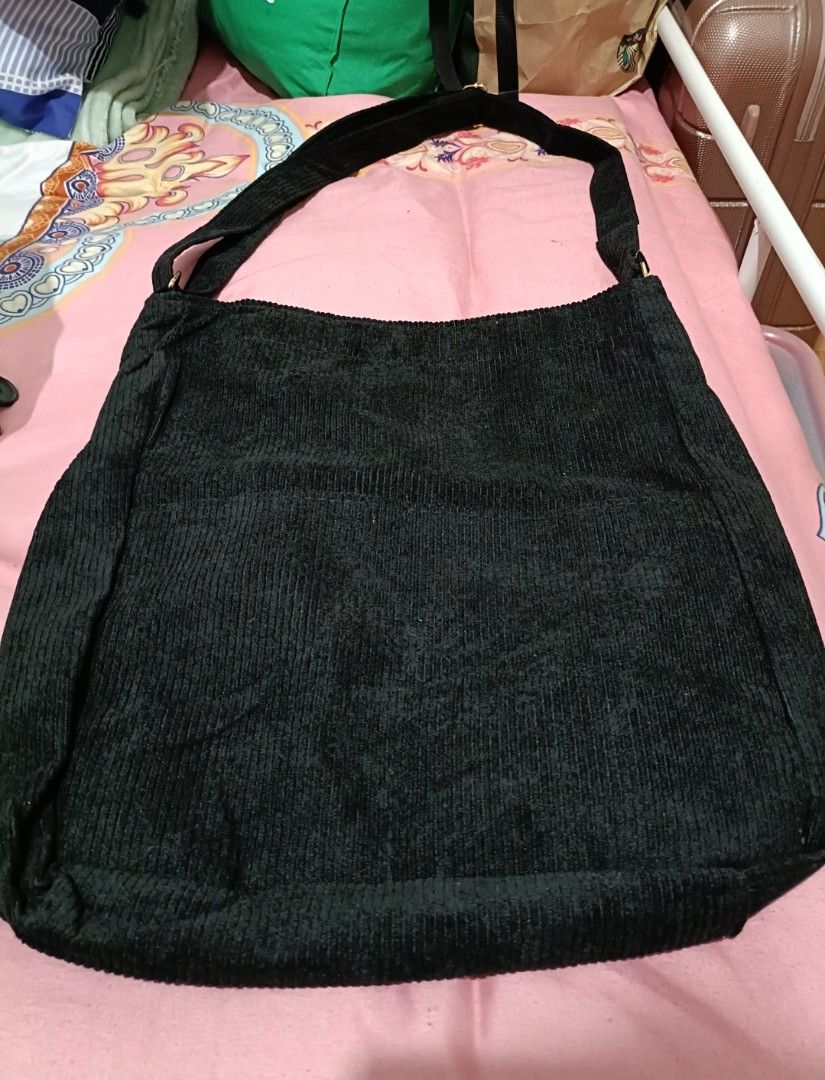 Black Curdoroy Bag (Category: Shoulder Bags) located in Bacoor. Submitted by andi2001 (Listing ID 1290060541, Image 2). Description: good as new rfs: i got new one, diff color.