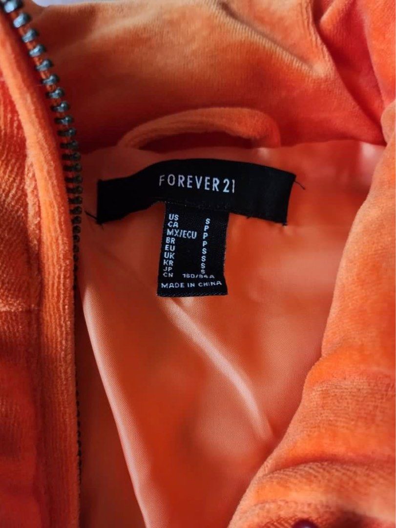 Forever 21 Cropped Puffer Jacket (Category: Coats, Jackets and Outerwear) located in Taguig. Submitted by apaba (Listing ID 1289973337, Image 2). Description: Used once in Japan Super warm and so comfy Will fit small to medium.