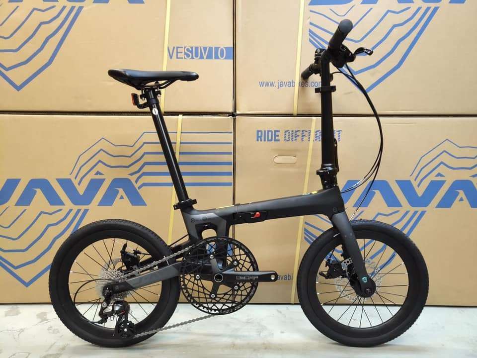 java X3 AIR （分類：單車）位於 Hong Kong。 由 goodluckbike 提交（商品編號 1289987781，圖片 1）。簡介： Java x3 air 顏色 : 黑鈦色 車架 : 16" 內線式碳纖維折疊車架 前叉 : 碳纖維前叉 手把 : DECA 鋁合金把手 25.4 x 540mm 座管 : DECA 鋁合金座管 33.9 x 550mm 變速: SHIMANO ALTUS SL-M315 85 加減指撥 波腳 : SHIMANO ALTUS RD-M310 飛輪 : SHIMAN0 11-28T 8速卡式飛輪 牙盤 :DECA 鋁合金中空牙盤 58T x 170L 剎車 : DECA 線拉油壓碟剎 輪圈 : DECA 鋁合金刀圈 花鼓 : DECA 鋁合金啤呤花鼓 外胎：CST 16" x 1-3/8 本店提供 全新/二手單車買賣 大量配件銷售 專業維修 零件改裝 單車深層清潔 改裝獨一無二單車 提供單車專業意見 歡迎查詢及whtapps 聯絡！！ 在 