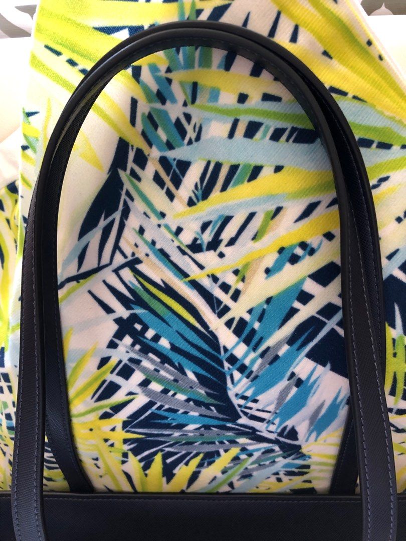 Kate Spade floral tote bag (Category: Luxury Bags & Wallets) located in Baguio. Submitted by cleverclover0205 (Listing ID 1289947743, Image 3). Description: Can pass as brand new, no dust bag included. Used once or twice then stored..