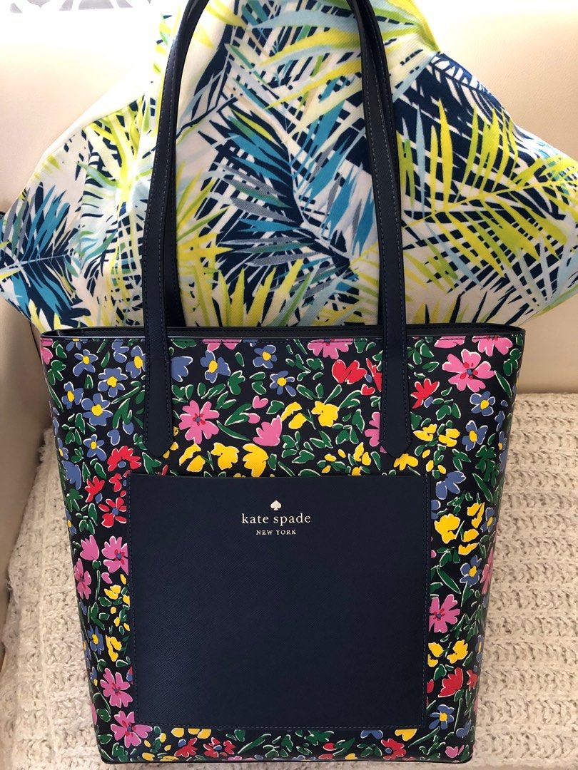 Kate Spade floral tote bag (Category: Luxury Bags & Wallets) located in Baguio. Submitted by cleverclover0205 (Listing ID 1289947743, Image 2). Description: Can pass as brand new, no dust bag included. Used once or twice then stored..