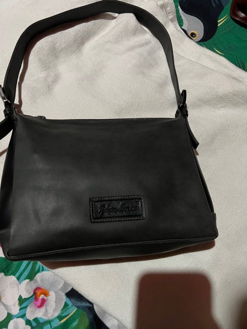 Kili bag shoulder bag by Sylvia Santos (Category: Shoulder Bags) located in Makati City. Submitted by sinner_or_saint101 (Listing ID 1290034097, Image 2). Description: 7x9x3 Leather 4 compartments Like new Sylvia santos brand.