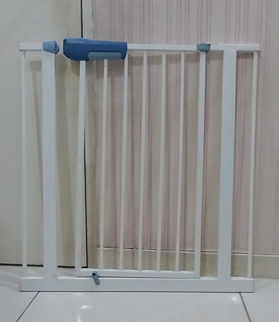 Lindam Baby gate, Babies & Kids, Baby Nursery & Kids Furniture, Safety Gates, Locks & Protectors