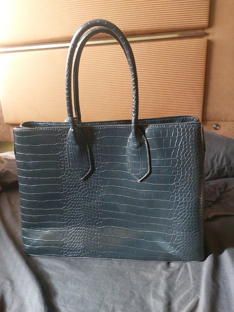 Parfois Laptop Shoulder Sling Bag (Category: Luxury Bags & Wallets) located in Quezon City. Submitted by depolarize (Listing ID 1289993046, Image 3). Description: Used twice only. Nagkasya naman yung 14 inch laptop ko. Minimal wear from use. See pictures na lang. Yung reflection lang po ng ilaw yung parang puti. Medyo glossy yung leather. Sling included..