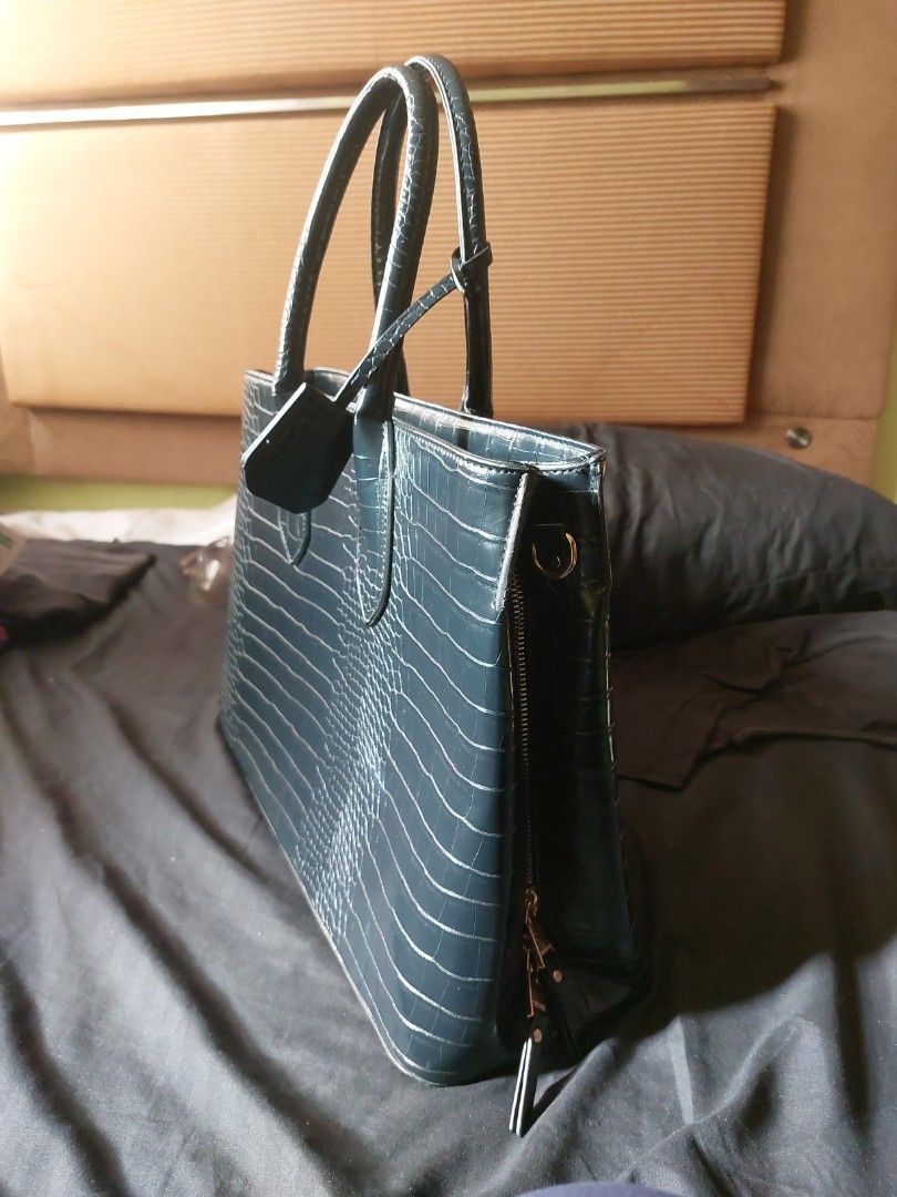 Parfois Laptop Shoulder Sling Bag (Category: Luxury Bags & Wallets) located in Quezon City. Submitted by depolarize (Listing ID 1289993046, Image 2). Description: Used twice only. Nagkasya naman yung 14 inch laptop ko. Minimal wear from use. See pictures na lang. Yung reflection lang po ng ilaw yung parang puti. Medyo glossy yung leather. Sling included..