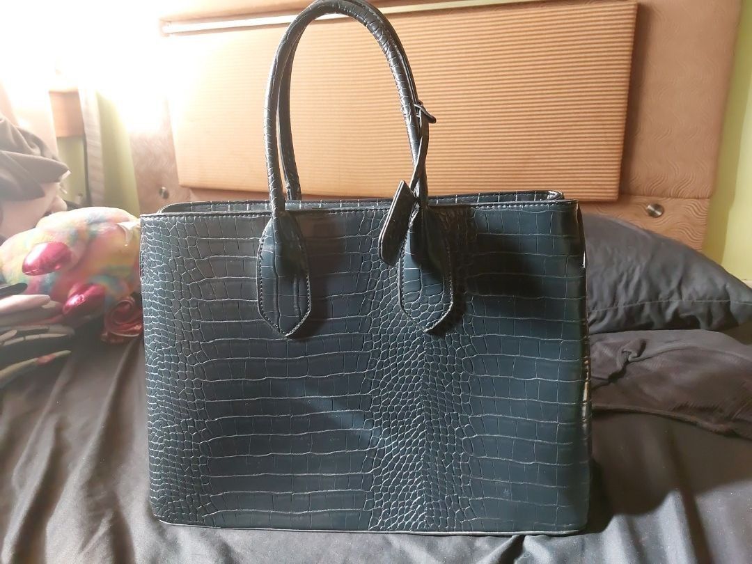 Parfois Laptop Shoulder Sling Bag (Category: Luxury Bags & Wallets) located in Quezon City. Submitted by depolarize (Listing ID 1289993046, Image 1). Description: Used twice only. Nagkasya naman yung 14 inch laptop ko. Minimal wear from use. See pictures na lang. Yung reflection lang po ng ilaw yung parang puti. Medyo glossy yung leather. Sling included..
