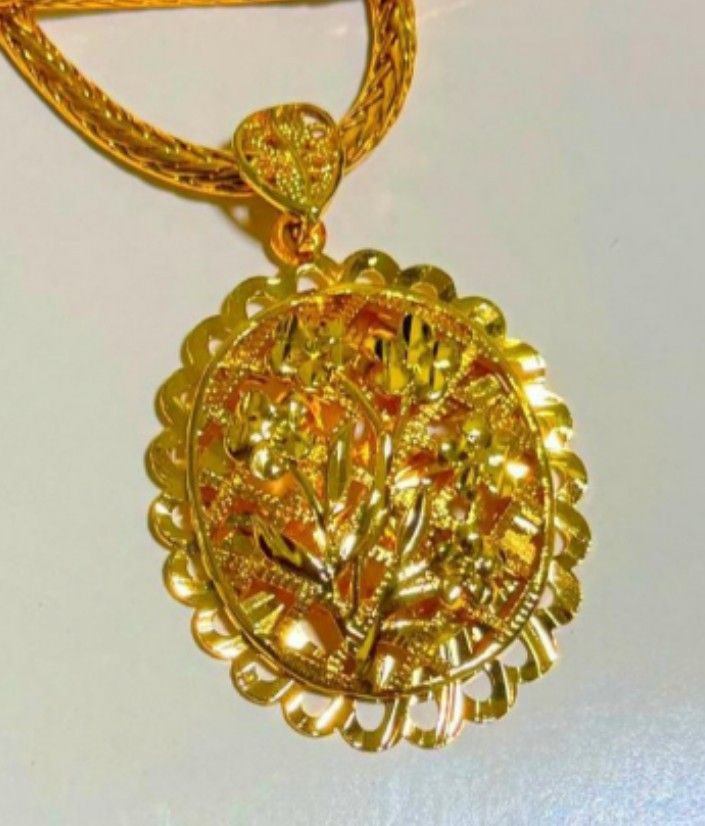 Gold pendant 2025 big
