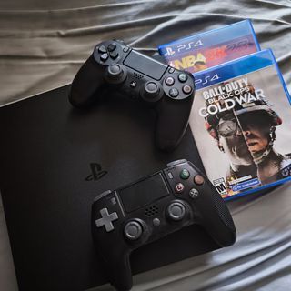 PS4 1TB 2 Controller 3 Games