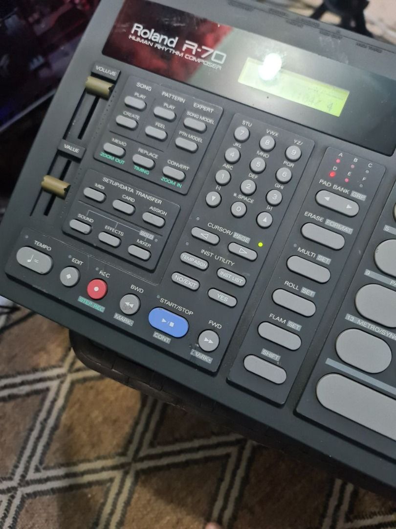 Roland R 70 Human Rhythm Composer, Hobbies & Toys, Music & Media ...