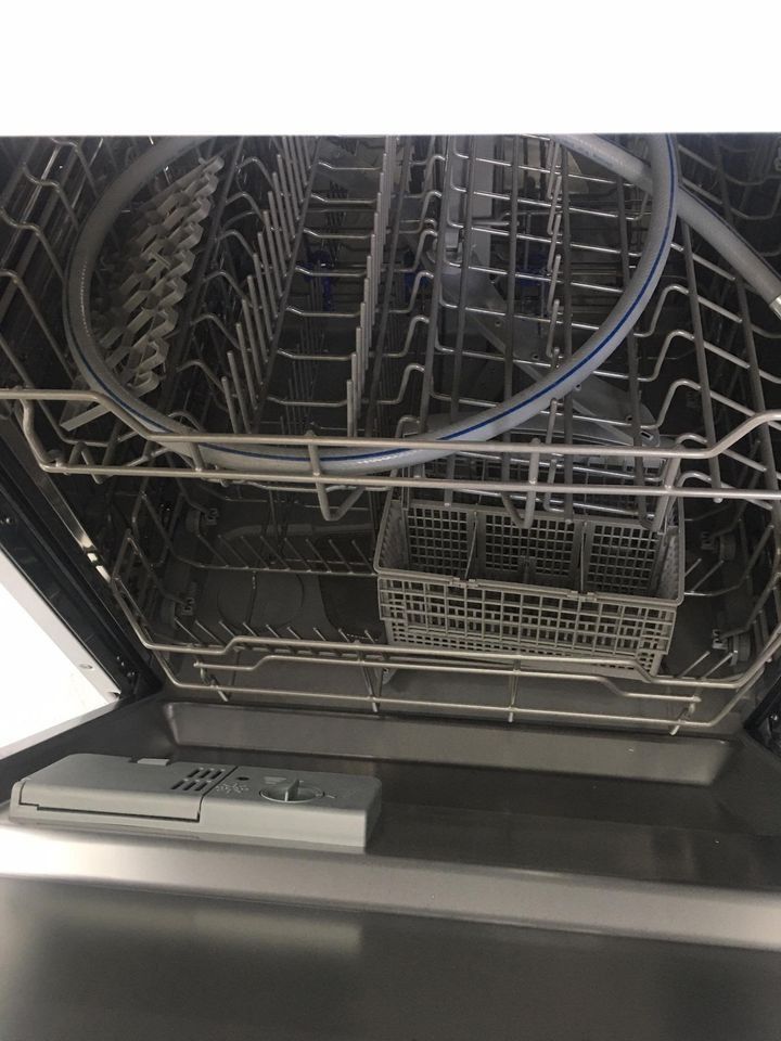Sôlt 60cm Freestanding Dishwasher —WHITE (Category: Dishwasher) located in Muntinlupa City. Submitted by aussie.surplustore (Listing ID 1289932950, Image 2). Description: Sôlt 60cm Freestanding Dishwasher —WHITE Price: P7,500 Features: ✅12 place settings ✅6 × Wash Programs ✅Electronic Button Control ✅Collapsible plate racks ✅Delay start feature ✅Extra Dry function ✅Child lock Surplus from Australia SHIP via lalamove PICK UP We are available onlin