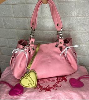 Vintage Juicy Couture Ultra Rare Chic y2k Era Baby Pink Leather Baguette Shoulder Bag Coquette Dollete Lolita Lana del Rey Babydoll Milkmaid Kawaiicore Fairycore Pinterest Tumblr Aesthetic