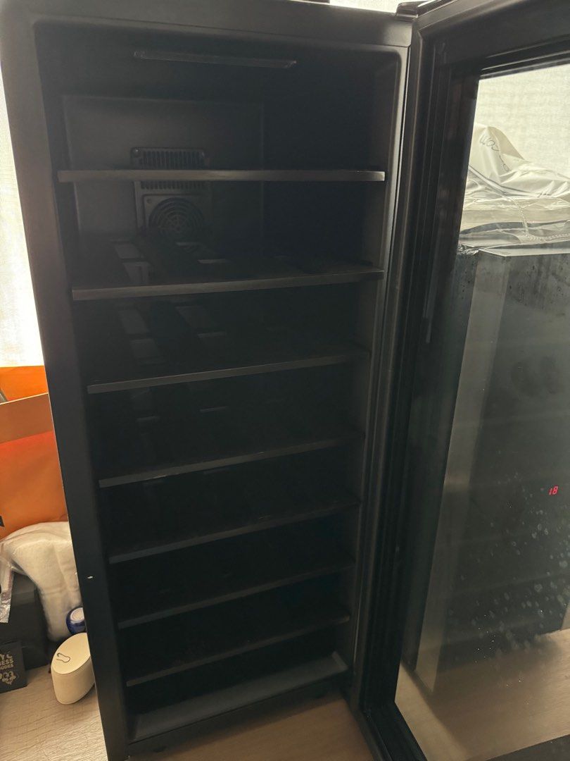 Vivant wine fridge holds 24, 家庭電器, 廚房電器, 酒窖及存倉 Carousell