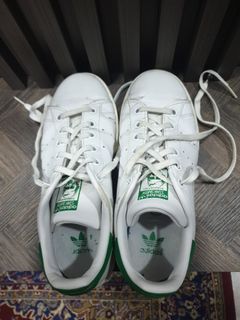 Adidas neo advantage vs stan smith on sale