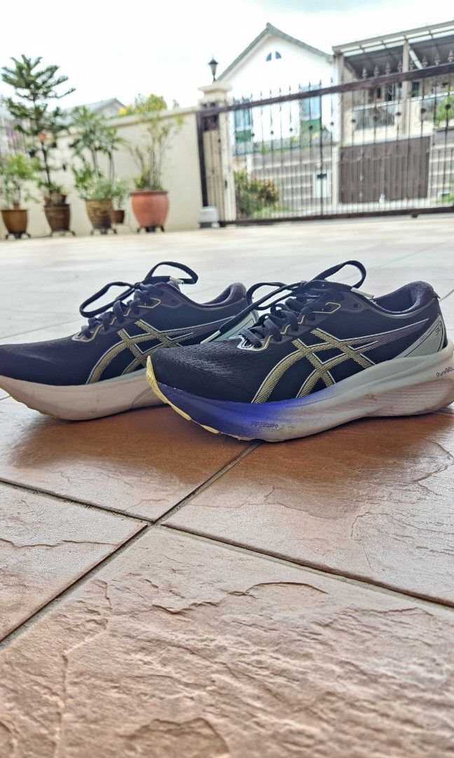 Asics flat shoes store