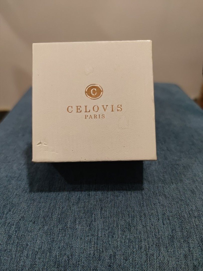 Bangle Celovis (Category: Bracelets) located in Cyberjaya. Submitted by rocket.munchies (Listing ID 1290164943, Image 3). Description: Come with box Never wear 18K Rose Gold Material : Imported Titanium.