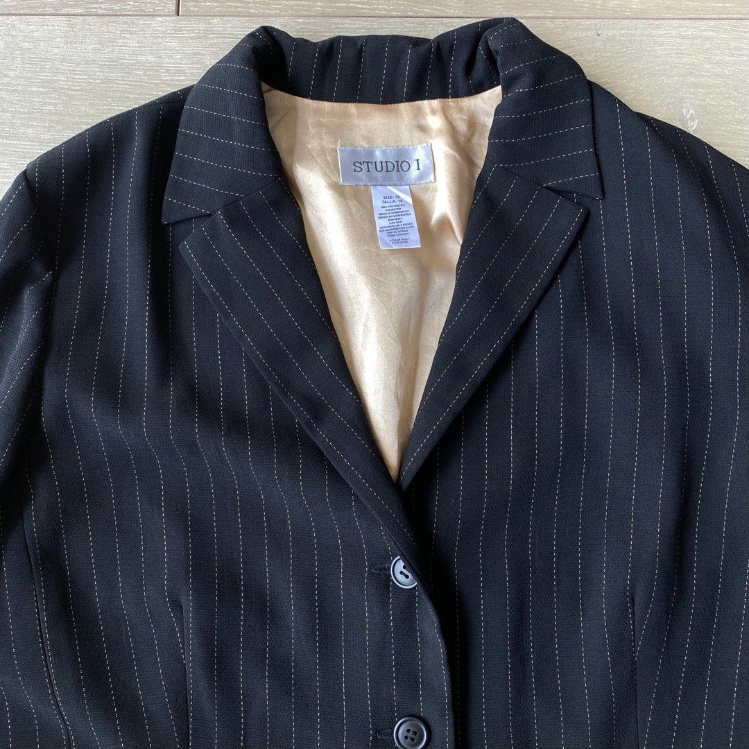 Black long overcoat blazer (Category: Coats, Jackets and Outerwear) located in San Juan City. Submitted by steffchua (Listing ID 1290227968, Image 3). Description: Good as new Model is 5'6" and size small for reference.