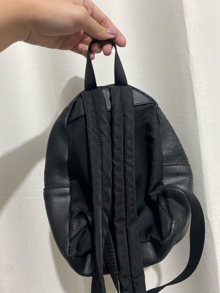 Coach Mini Backpack (Category: Luxury Bags & Wallets) located in Quezon City. Submitted by jolyaaaysabelle (Listing ID 1290230998, Image 2). Description: Original coach bag! Nag crack lang talaga leather since matagal nakastore so selling it for a super low price na talaga :(.