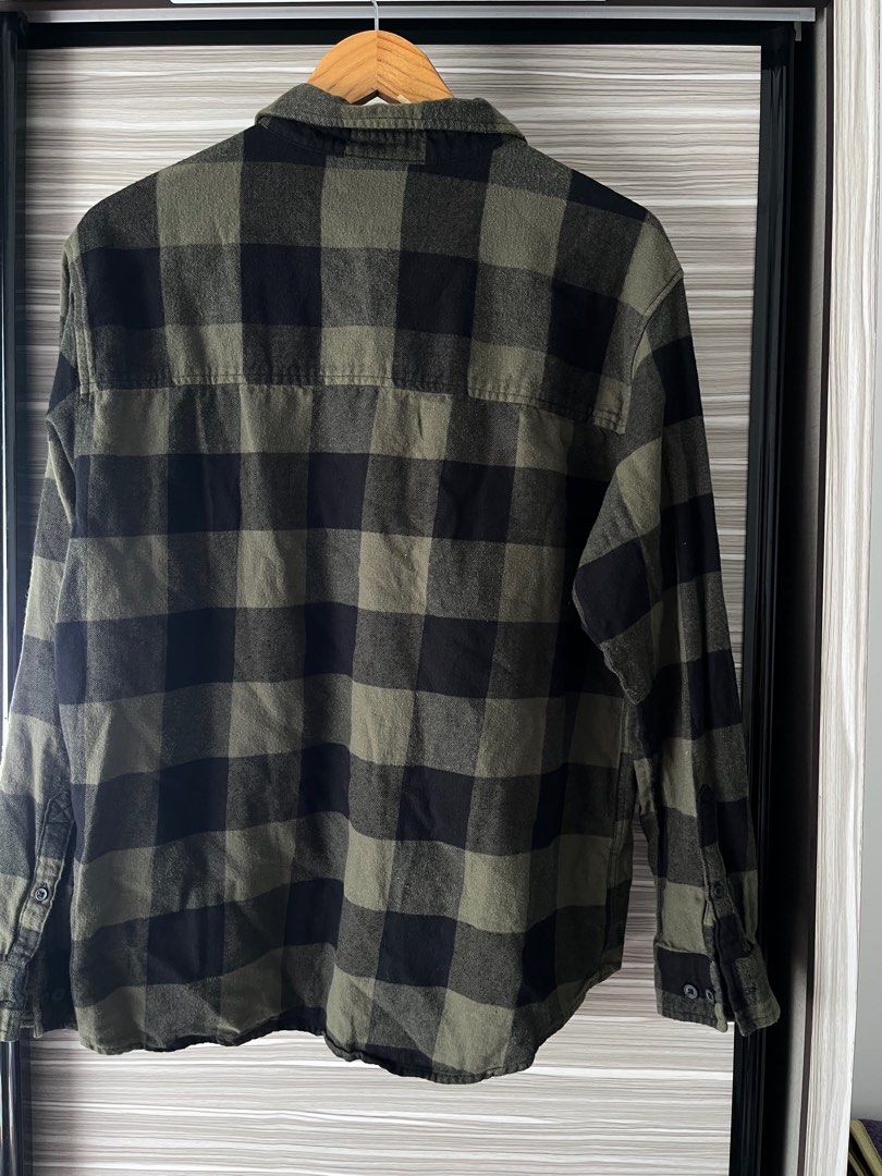 Flannel (Category: Tshirts & Polo Shirts) located in Cyberjaya. Submitted by fafareezz (Listing ID 1290126869, Image 3). Description: H&M Flannel Black Green Pit to pit: 22 / Labuh: 28.5 Material cotton.