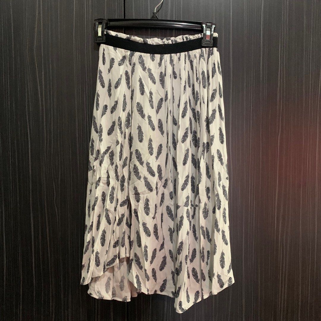 H&M White Print Banded Skirt (Category: Skirts) located in Manila. Submitted by thekidshop (Listing ID 277796029, Image 1). Description: From The US Fits Xs - S Worn Once at events .