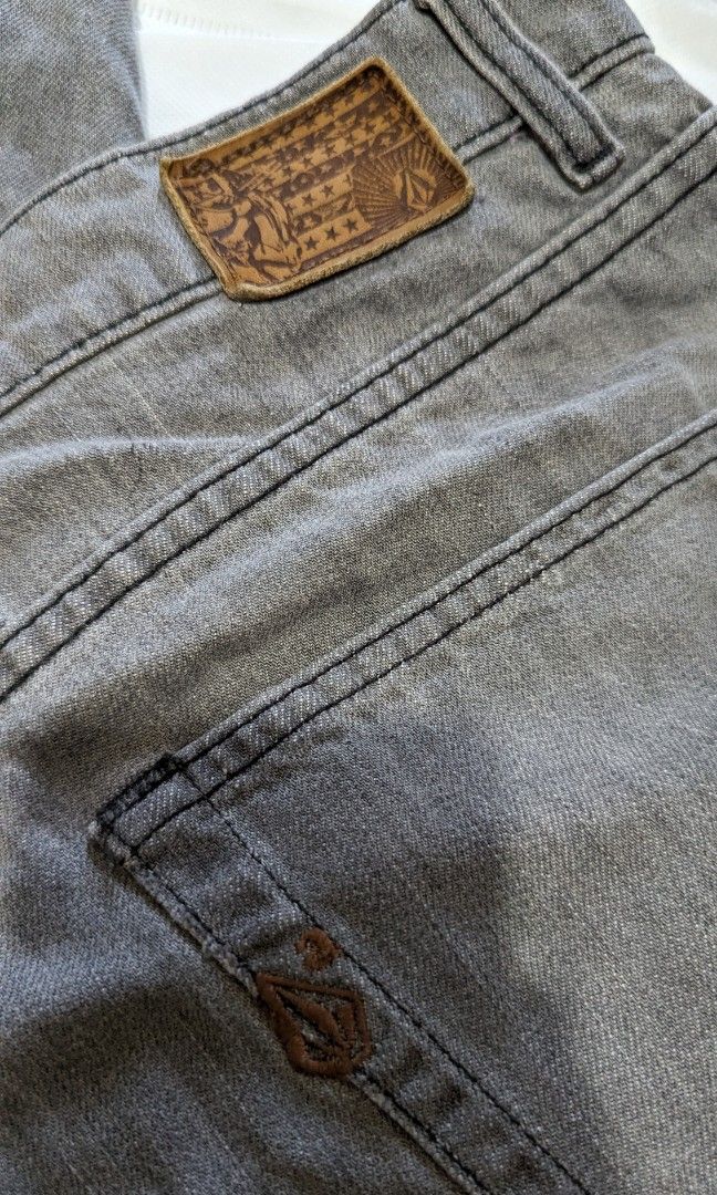 Limited Edition 2000's Volcom Jeans (Category: Jeans) located in Quezon City. Submitted by furbous (Listing ID 1290253647, Image 3). Description: Material: denim Color: grey Issues: -small scratches.