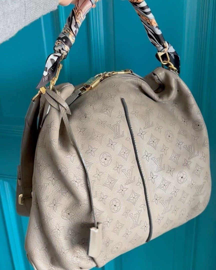 LV mahina selene MM bag (Category: Luxury Bags & Wallets) located in Cebu City. Submitted by forless.ph (Listing ID 1290106322, Image 3). Description: moneyback guarante 10x ✅ comes with orig shoulder strap, dustbag, datecode, clochette, padlock&keys, twilly! very good deal!!! free ship!!!.