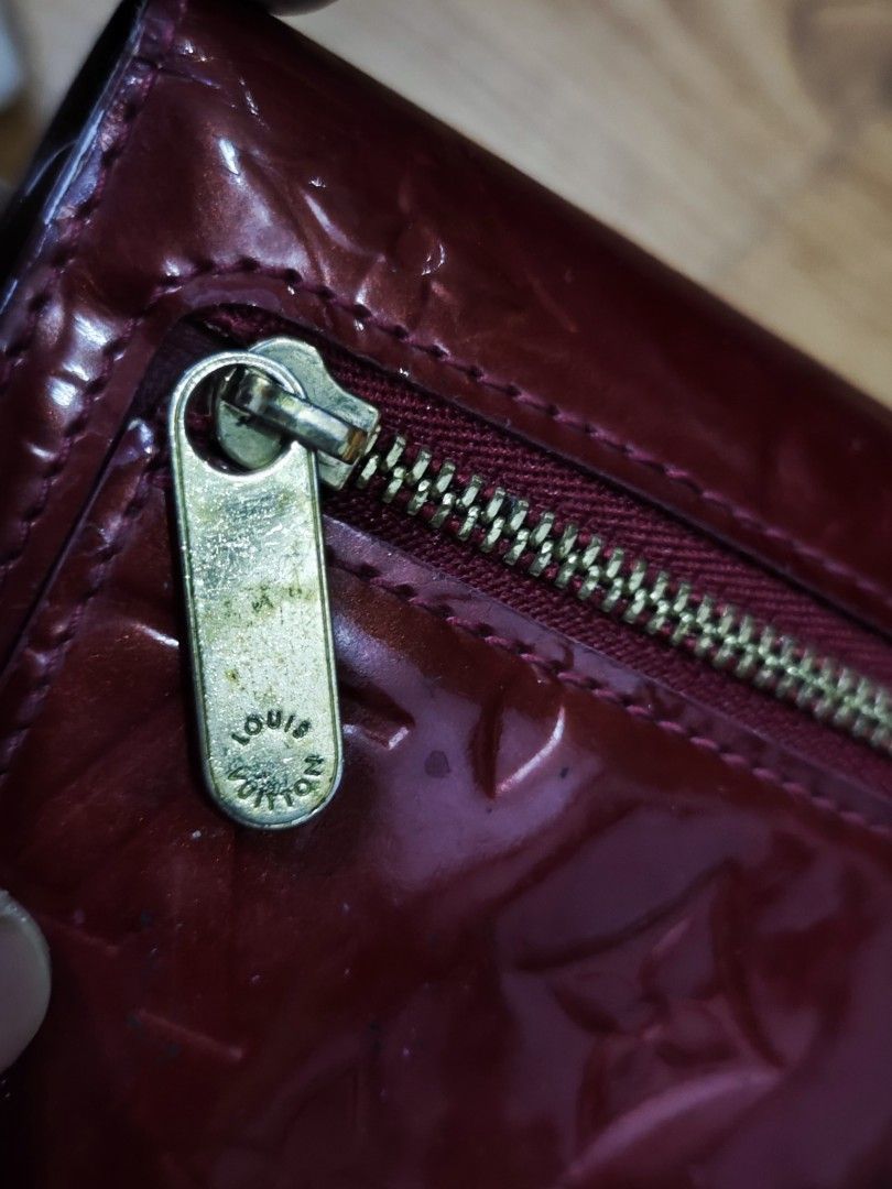 LV Vernis Wallet (Category: Luxury Bags & Wallets) located in Imus. Submitted by rayemes (Listing ID 1290236682, Image 3). Description: - rank B - needs recoloring - lock and zippers still in good condition rfs: decluttering.